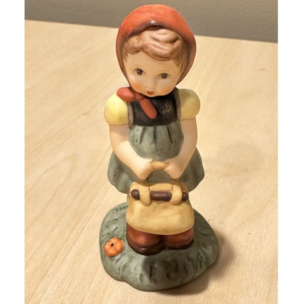 Vintage 1996 Goebel Berta Hummel "Proud Moment" Figurine BH 15 Girl